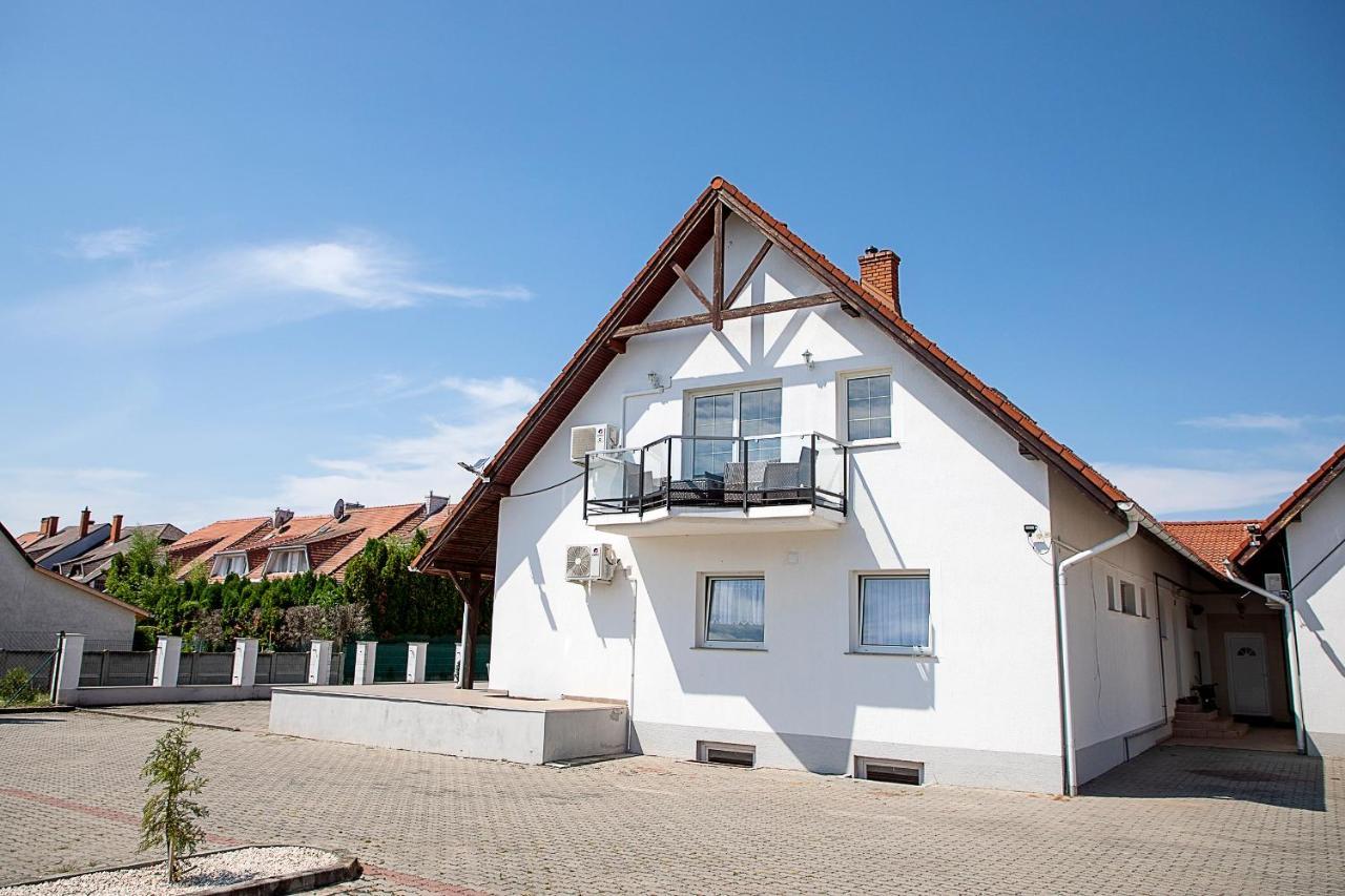 Lux Apartman Buek Extérieur photo